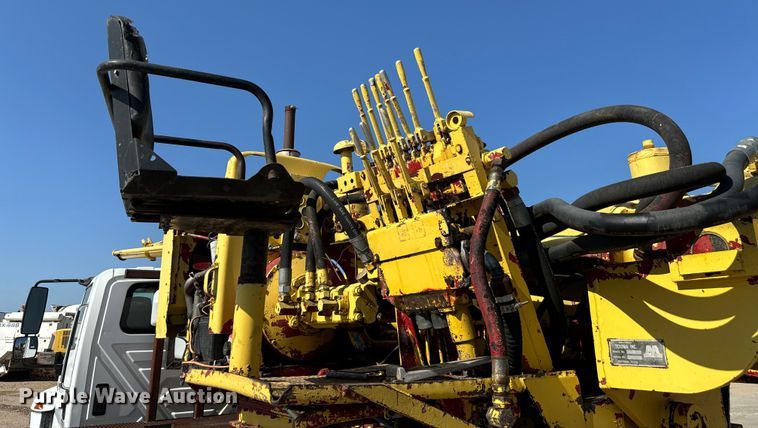 image for item NQ9723 2005 International 4200 drilling rig truck