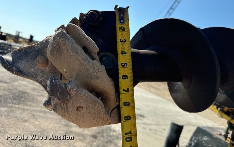 image for item NQ9723 2005 International 4200 drilling rig truck