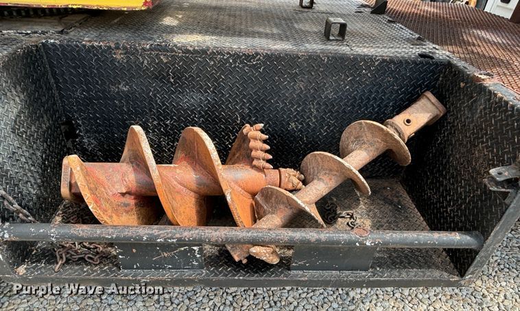 image for item NQ9723 2005 International 4200 drilling rig truck