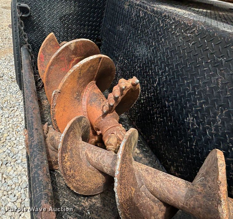 image for item NQ9723 2005 International 4200 drilling rig truck