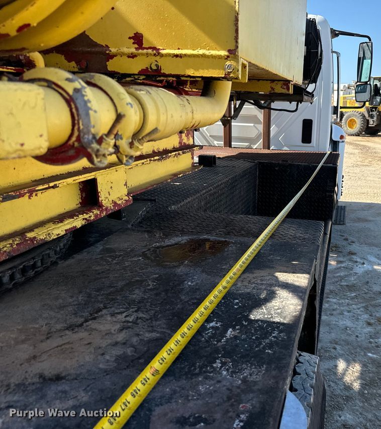 image for item NQ9723 2005 International 4200 drilling rig truck