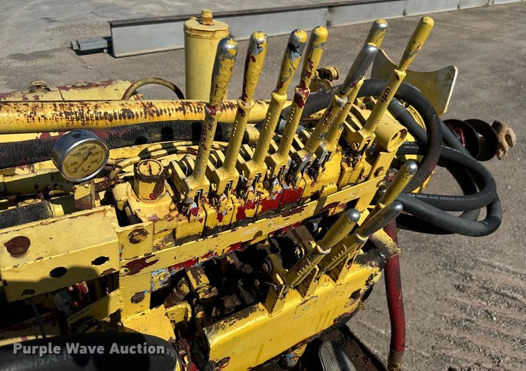 image for item NQ9723 2005 International 4200 drilling rig truck