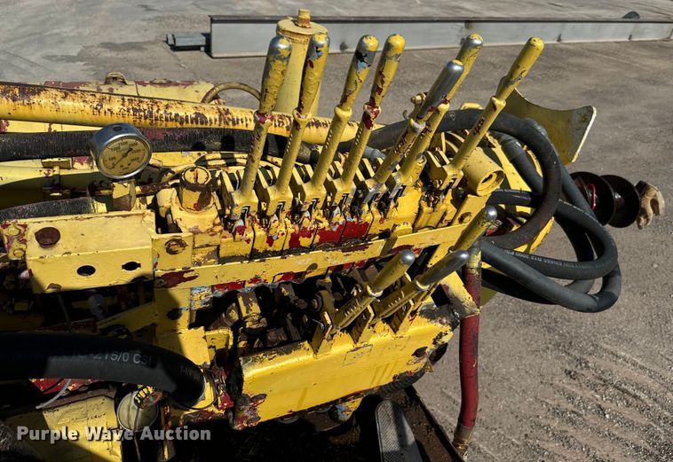 image for item NQ9723 2005 International 4200 drilling rig truck