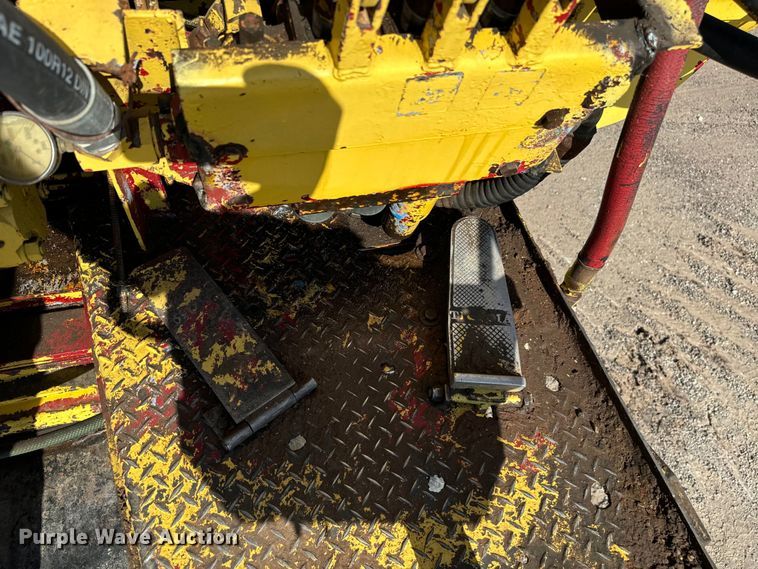 image for item NQ9723 2005 International 4200 drilling rig truck