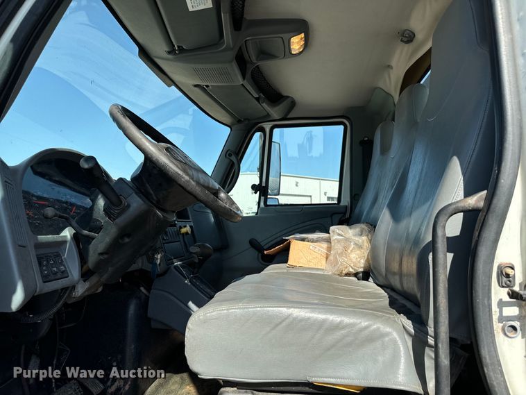 image for item NQ9723 2005 International 4200 drilling rig truck