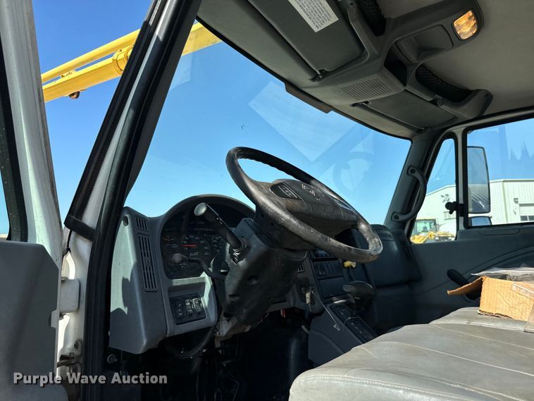 image for item NQ9723 2005 International 4200 drilling rig truck