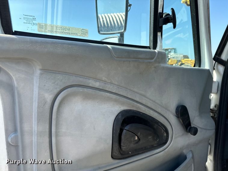 image for item NQ9723 2005 International 4200 drilling rig truck