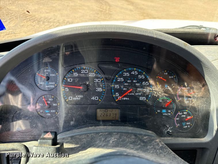 image for item NQ9723 2005 International 4200 drilling rig truck