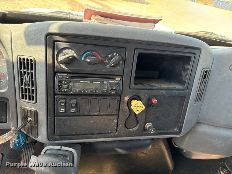 image for item NQ9723 2005 International 4200 drilling rig truck