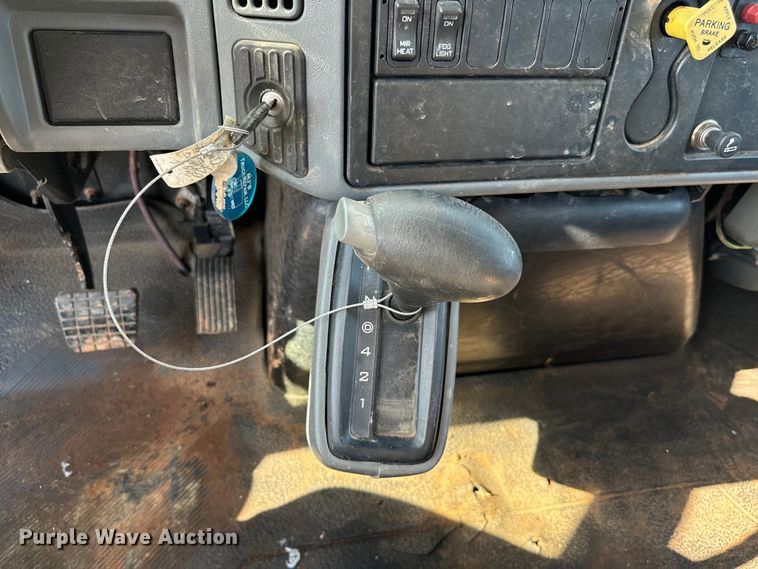 image for item NQ9723 2005 International 4200 drilling rig truck