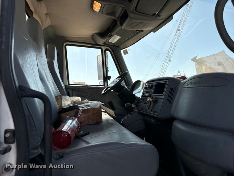 image for item NQ9723 2005 International 4200 drilling rig truck