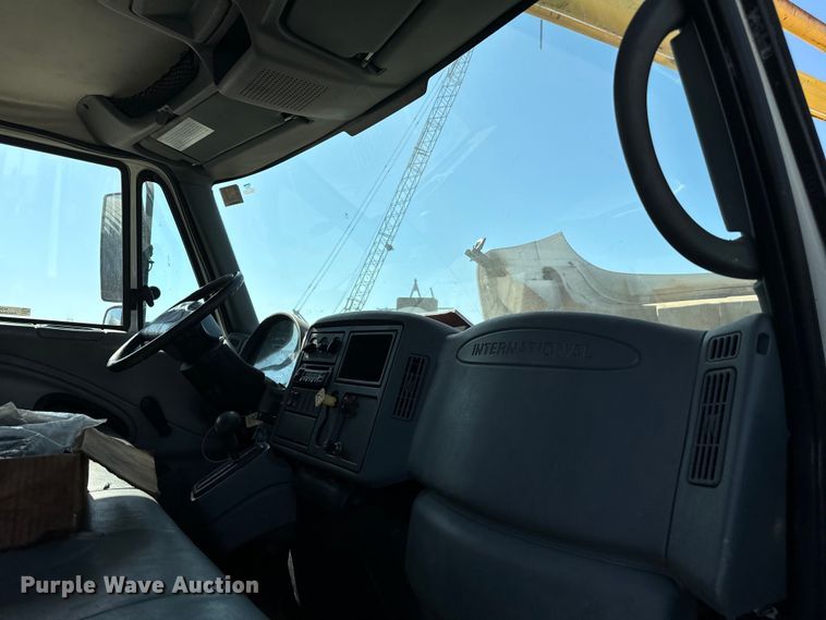 image for item NQ9723 2005 International 4200 drilling rig truck