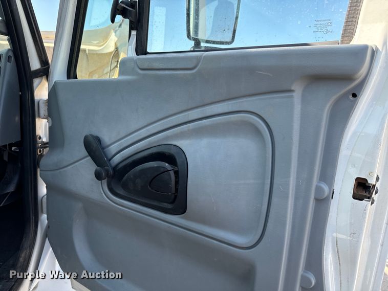 image for item NQ9723 2005 International 4200 drilling rig truck