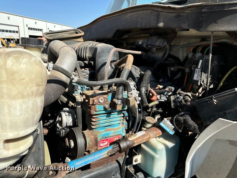 image for item NQ9723 2005 International 4200 drilling rig truck