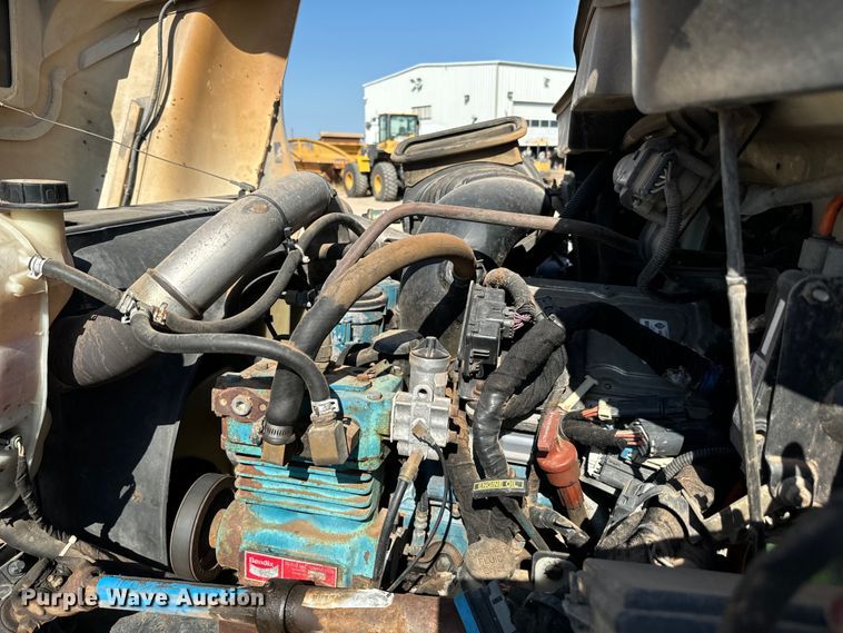 image for item NQ9723 2005 International 4200 drilling rig truck