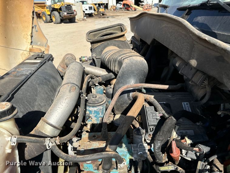 image for item NQ9723 2005 International 4200 drilling rig truck