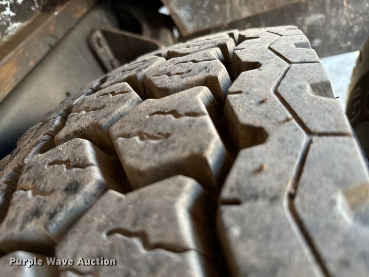 image for item NQ9723 2005 International 4200 drilling rig truck