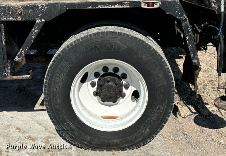 image for item NQ9723 2005 International 4200 drilling rig truck