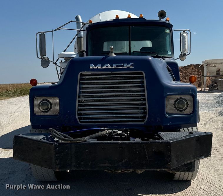 image for item NQ9752 1997 Mack DM690S ready mix truck