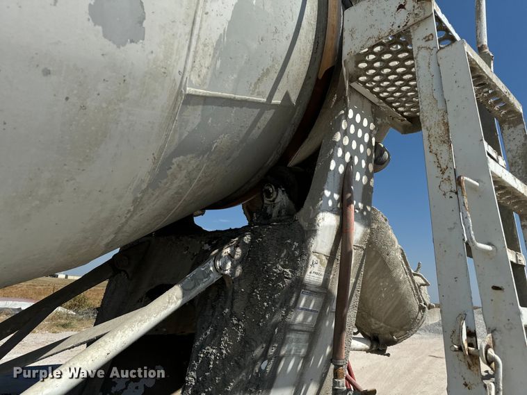 image for item NQ9752 1997 Mack DM690S ready mix truck