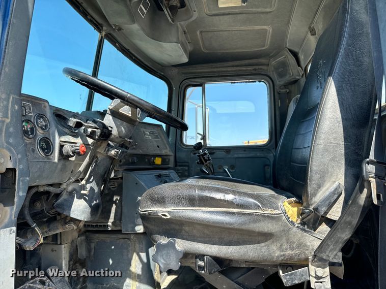 image for item NQ9752 1997 Mack DM690S ready mix truck