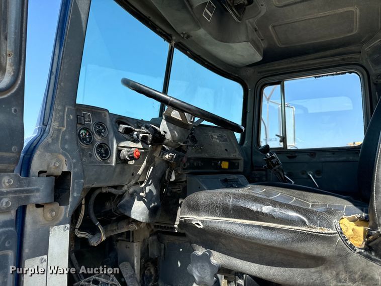 image for item NQ9752 1997 Mack DM690S ready mix truck