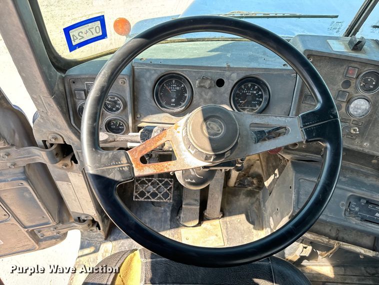 image for item NQ9752 1997 Mack DM690S ready mix truck