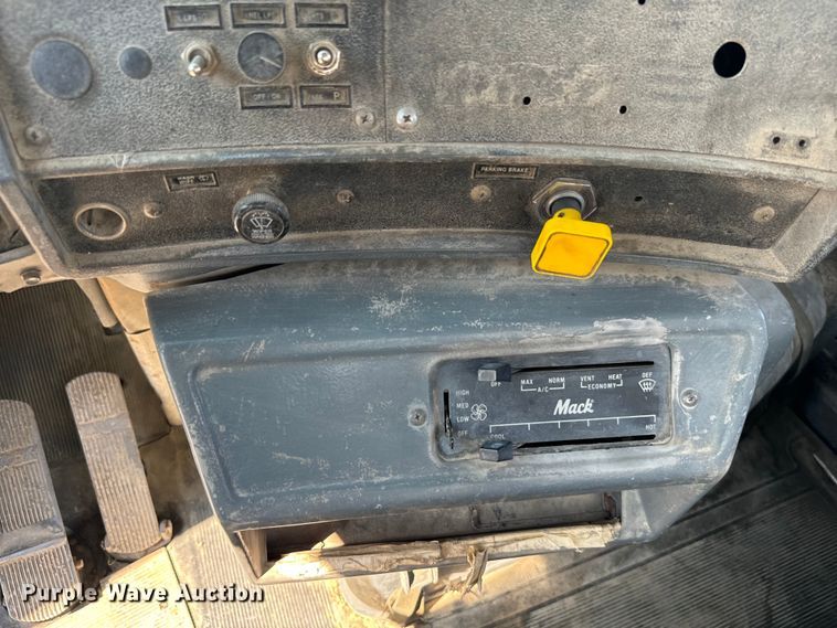 image for item NQ9752 1997 Mack DM690S ready mix truck