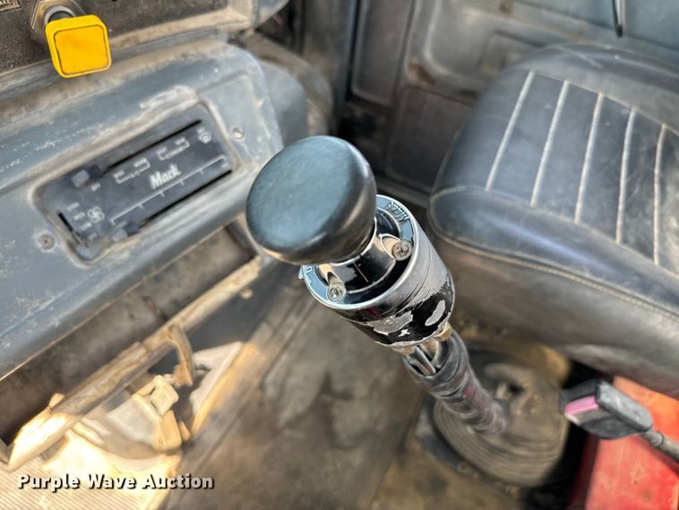 image for item NQ9752 1997 Mack DM690S ready mix truck