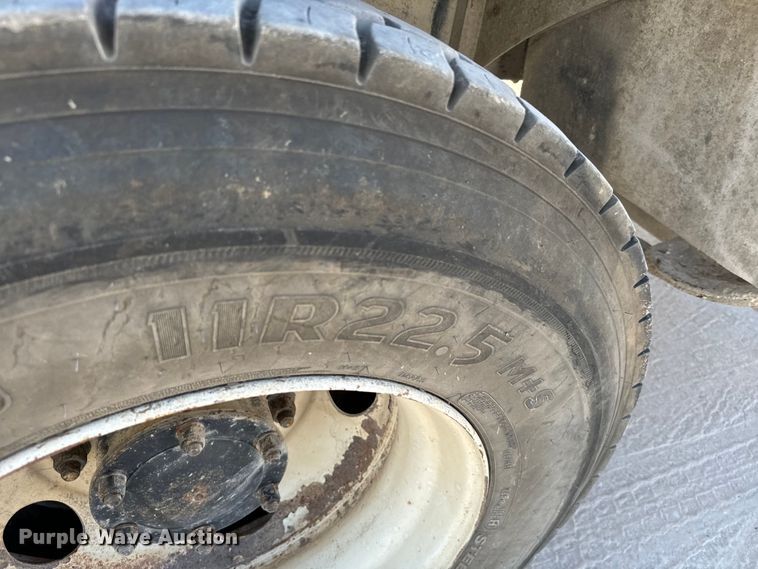 image for item NQ9752 1997 Mack DM690S ready mix truck