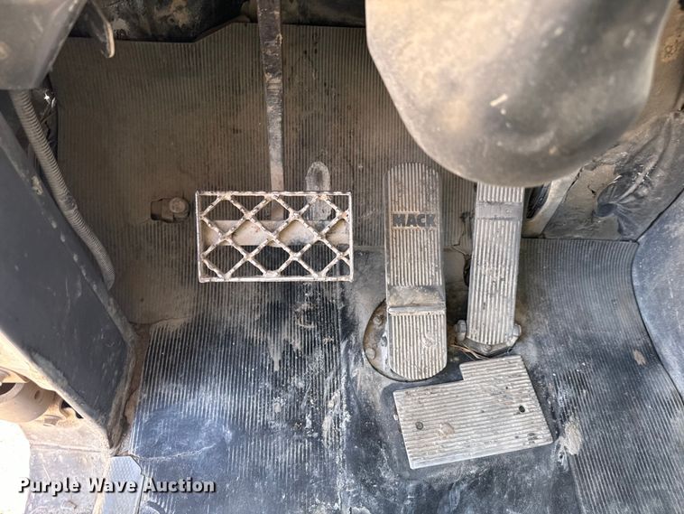 image for item NQ9753 1998 Mack M690S ready mix truck