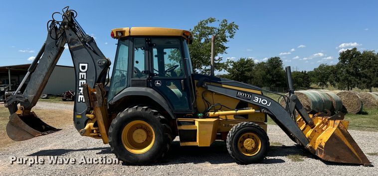 image for item NQ9768 2011 John Deere 310J backhoe