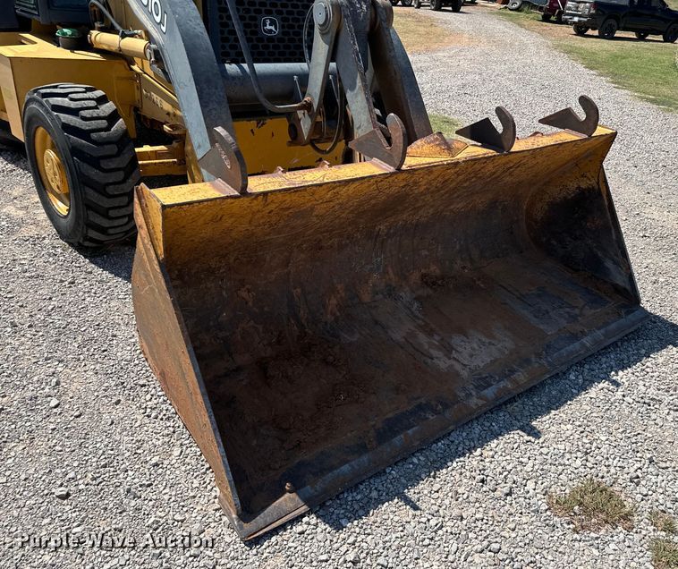 image for item NQ9768 2011 John Deere 310J backhoe