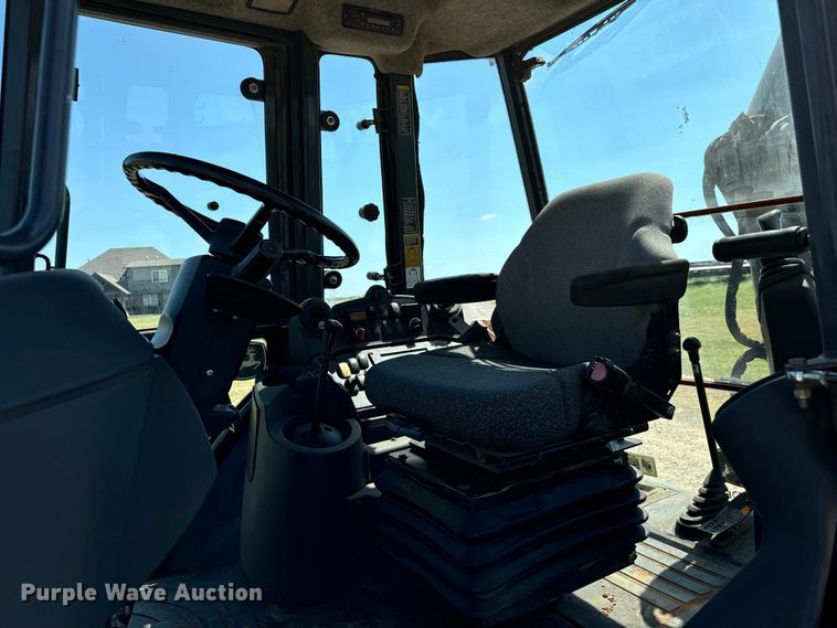 image for item NQ9768 2011 John Deere 310J backhoe