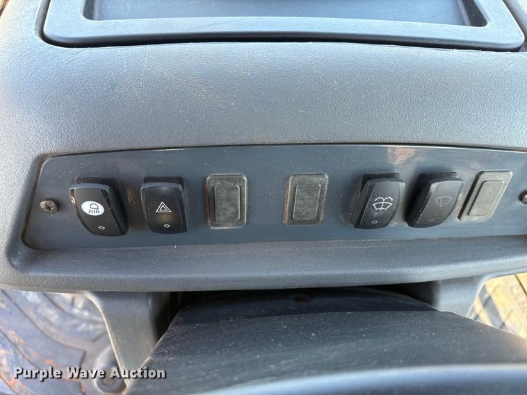 image for item NQ9768 2011 John Deere 310J backhoe