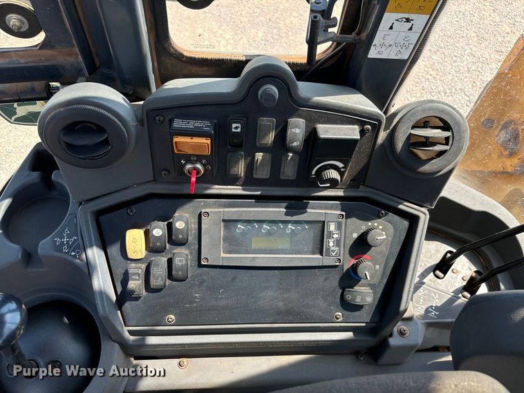 image for item NQ9768 2011 John Deere 310J backhoe