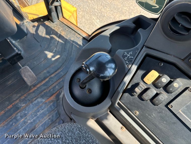 image for item NQ9768 2011 John Deere 310J backhoe