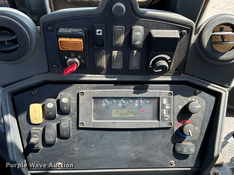 image for item NQ9768 2011 John Deere 310J backhoe