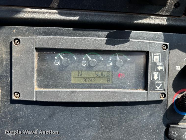 image for item NQ9768 2011 John Deere 310J backhoe