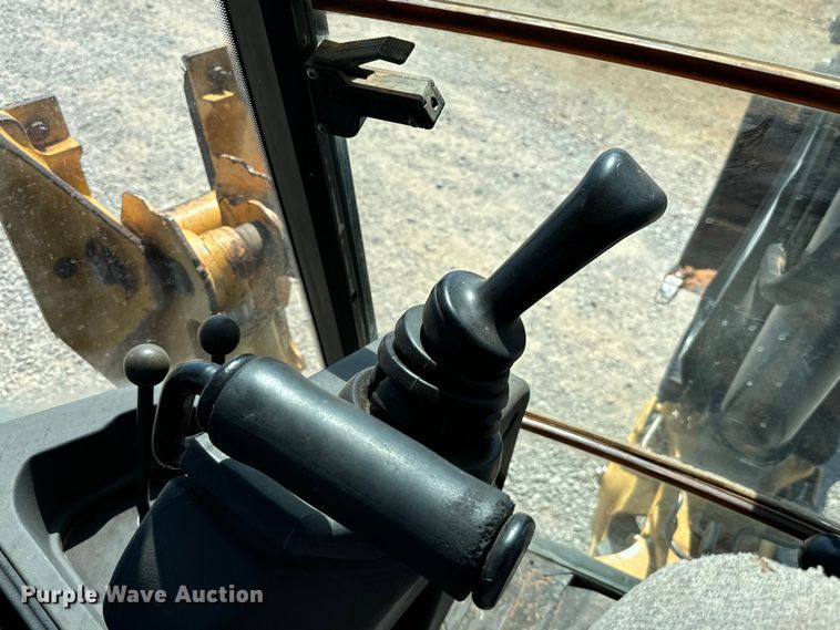 image for item NQ9768 2011 John Deere 310J backhoe