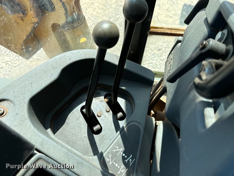 image for item NQ9768 2011 John Deere 310J backhoe