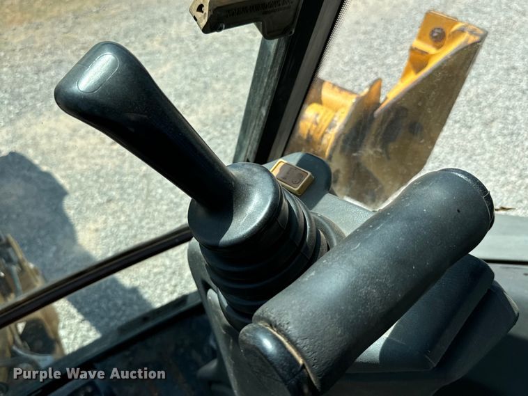 image for item NQ9768 2011 John Deere 310J backhoe