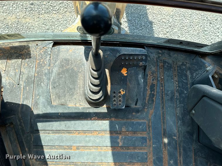 image for item NQ9768 2011 John Deere 310J backhoe