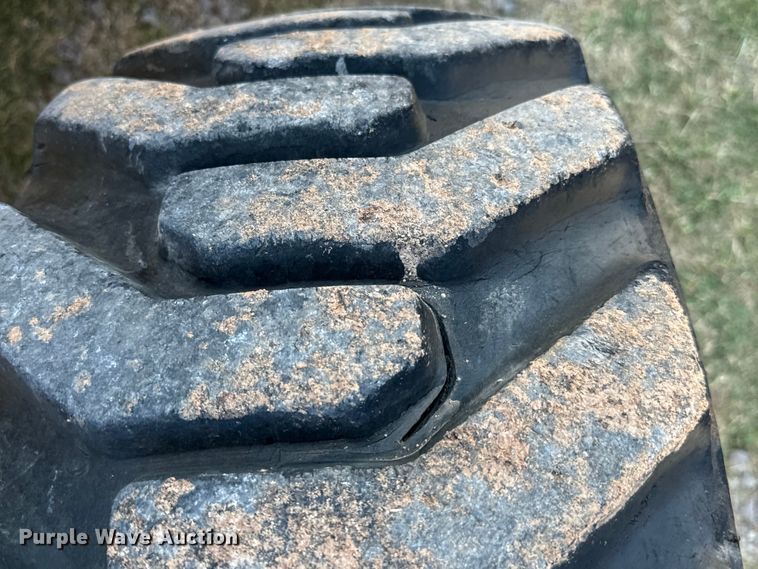 image for item NQ9768 2011 John Deere 310J backhoe