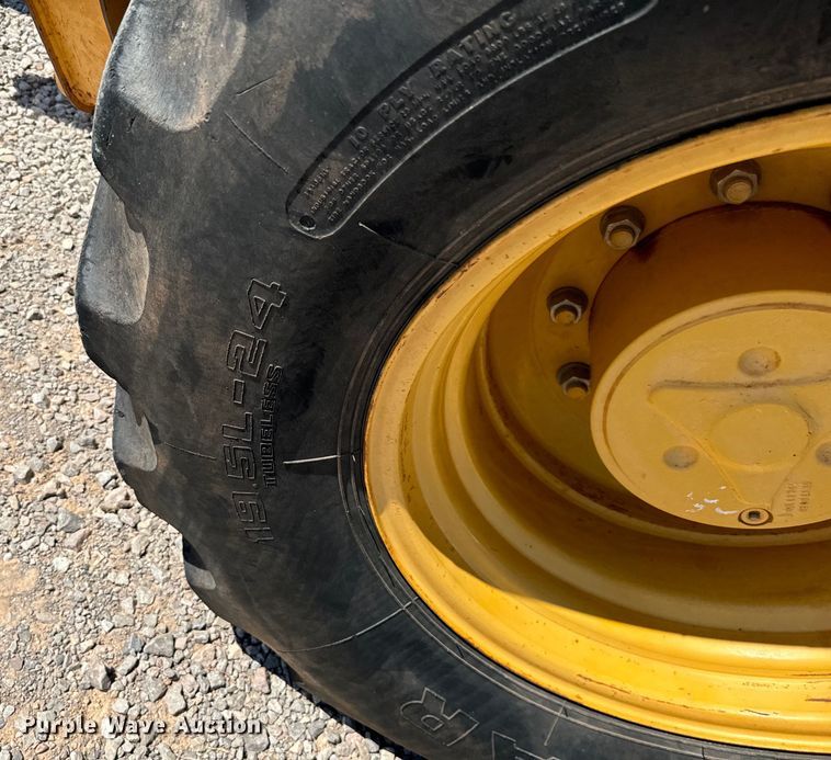 image for item NQ9768 2011 John Deere 310J backhoe