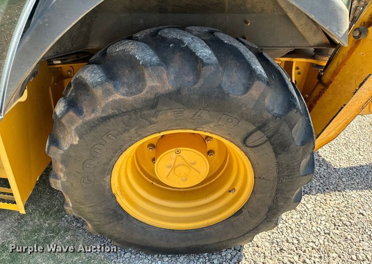 image for item NQ9768 2011 John Deere 310J backhoe