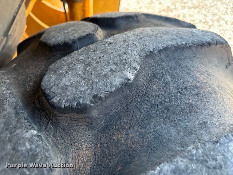 image for item NQ9768 2011 John Deere 310J backhoe