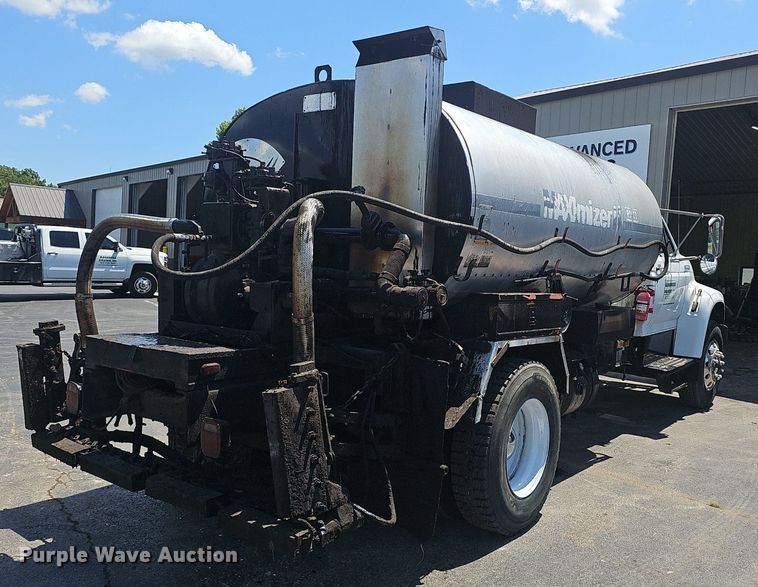 image for item NX9055 1996 Ford F800 oil distributor truck