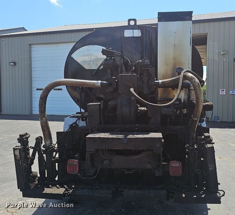 image for item NX9055 1996 Ford F800 oil distributor truck