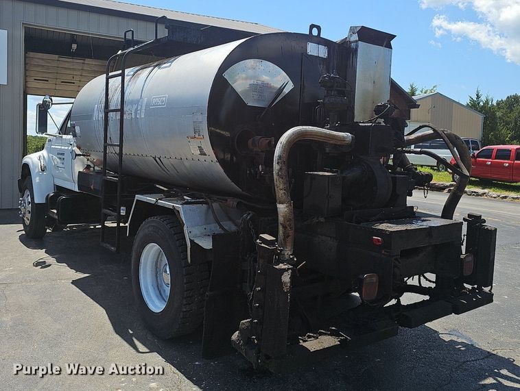 image for item NX9055 1996 Ford F800 oil distributor truck